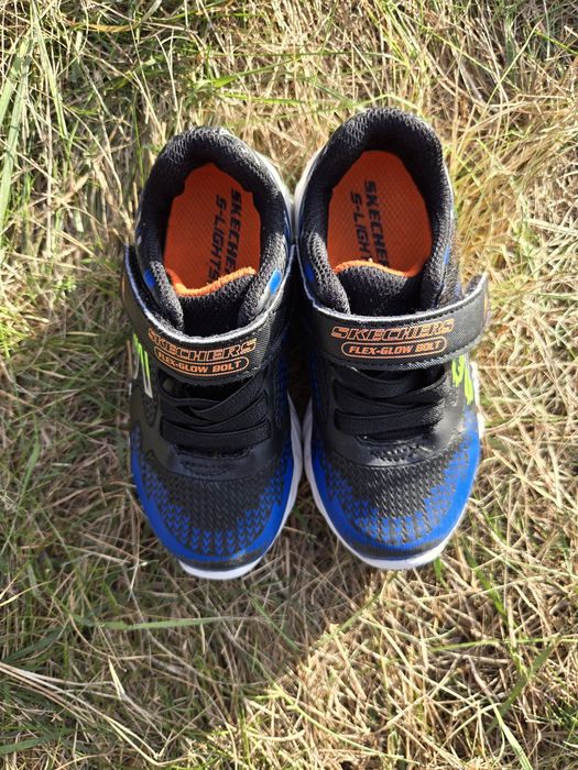 Buty sportowe Skechers, świecące, r. 25.
Elastyczne sznurówki.