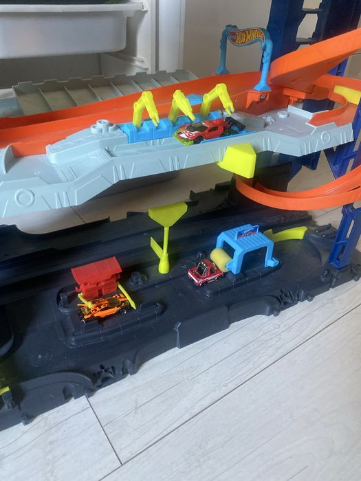 Hot wheels ultimate garage