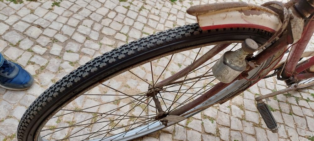 Bicicleta pasteleira antiga para restaurar