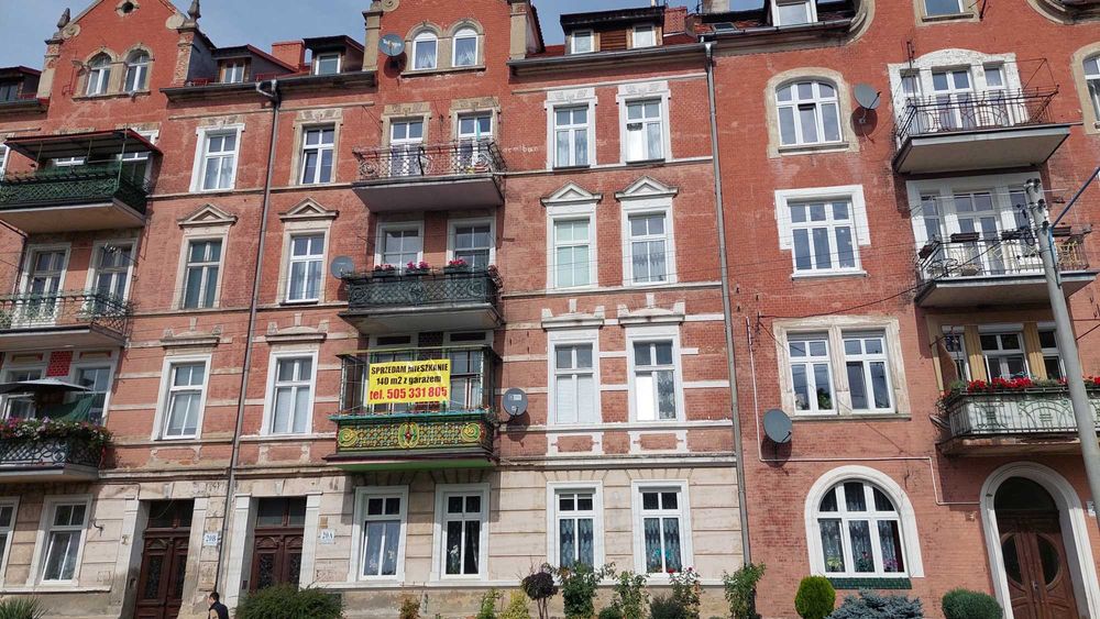 sprzedam 2 mieszkania jako jedno o łącznej pow. 140 m2 z dużym balkonem i garażem w Jaworze