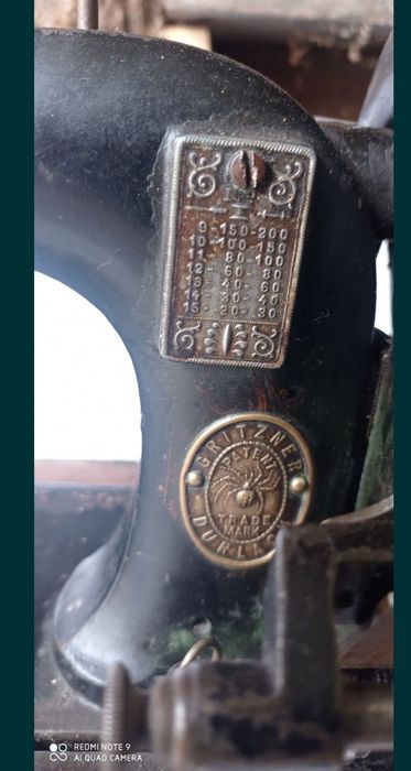 Антикварна швейна машинка