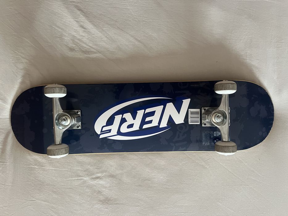 Skate e capacete Nerf