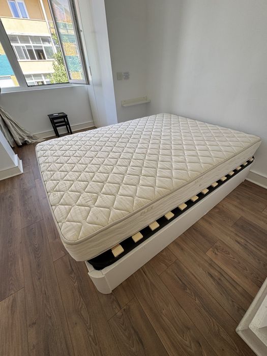 Cama de casal com arrumação