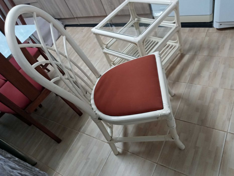 Mesinha e cadeira antigas mas em ótimo Estado