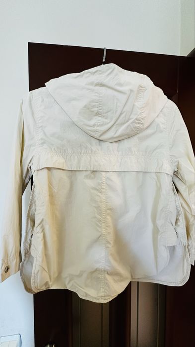 Вітровка для дівчинки Zara. Молочного кольору.