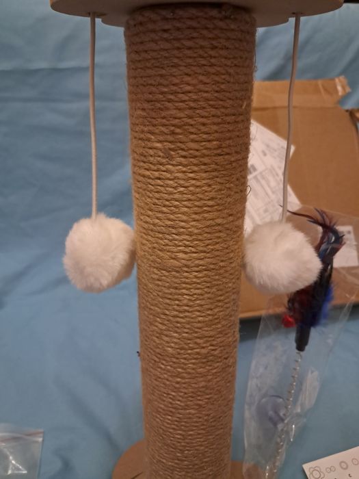 Когтеточка с игрушками для кота