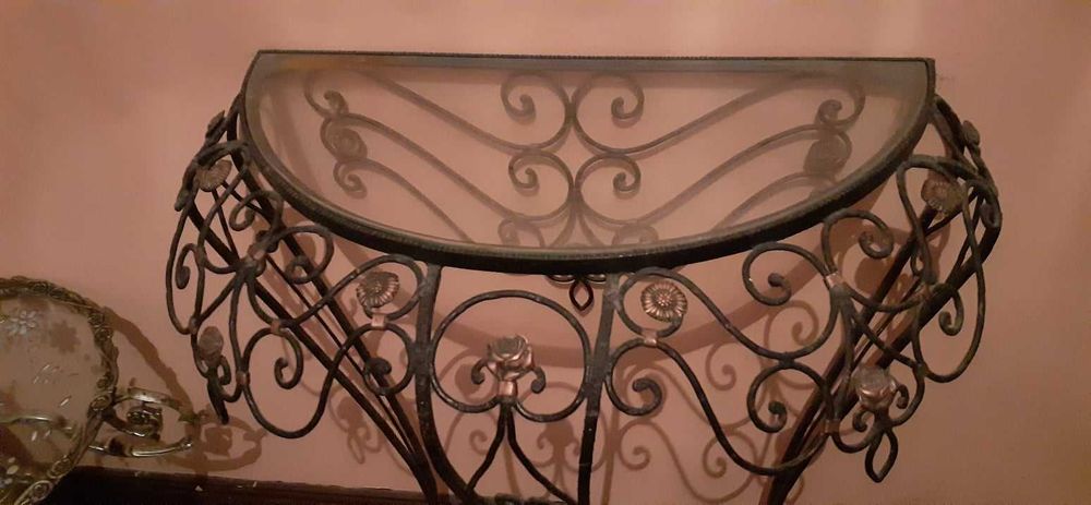 Antiga mesa meia lua em ferro forjado. Impecável.