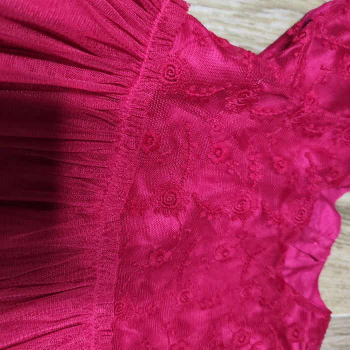 Нарядное платье для девочки 9-12 мес