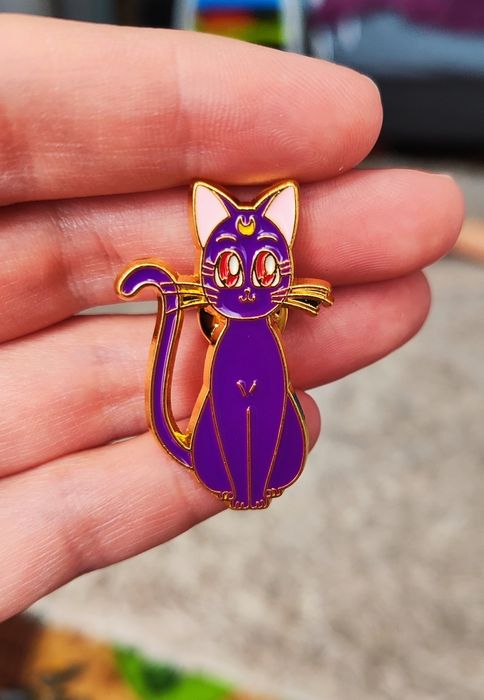 Sailor Moon - metalowy pin przypinka broszka Kotka Luna.