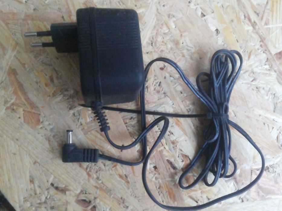 Блок питания - адаптер переменного тока  15 вольт 0.7 ампер, 1 а