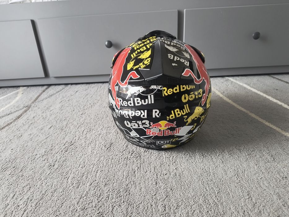 Kask dziecięcy z okularami.