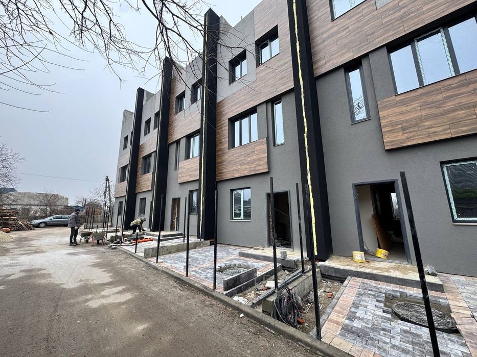 Таун з терасою на даху! Київ