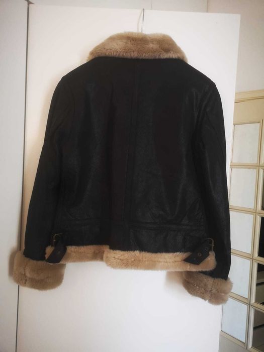 Casaco de pele preto com gola branca, tamanho M