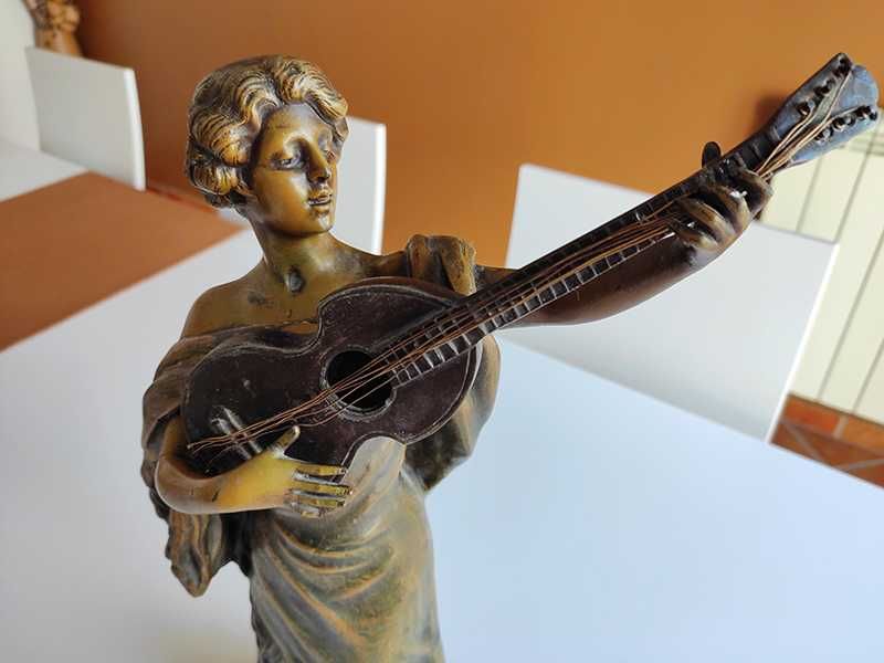 Escultura do artista: A.J. Scotte