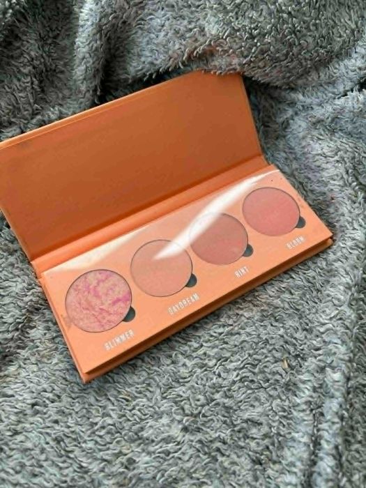 Paletka róży Makeup Obsession Isn't it Peachy