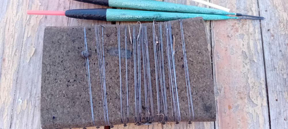 Carretos + caixa de pesca com chumbadas, fio de pesca, bóias, anzóis