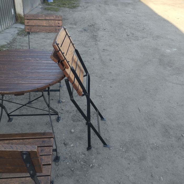 Stół i 4 krzesła na żeliwnych nogach.