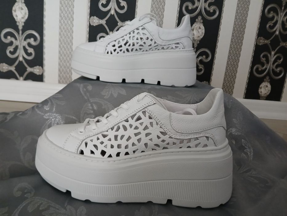 Piekne biale snikersy skóra  rozm.38