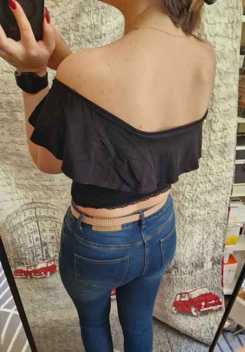Bluzka hiszpanka z odkrytymi ramionami Bershka koronka crop top
