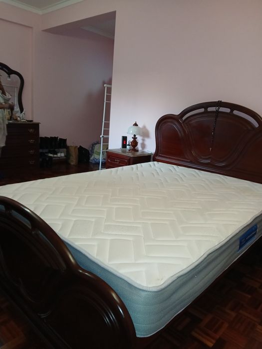 Cama, cómoda e bancas de cabeceira