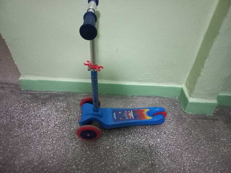 Hulajnoga trzykołowa