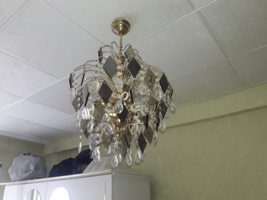 Продам люстру для комнаты.