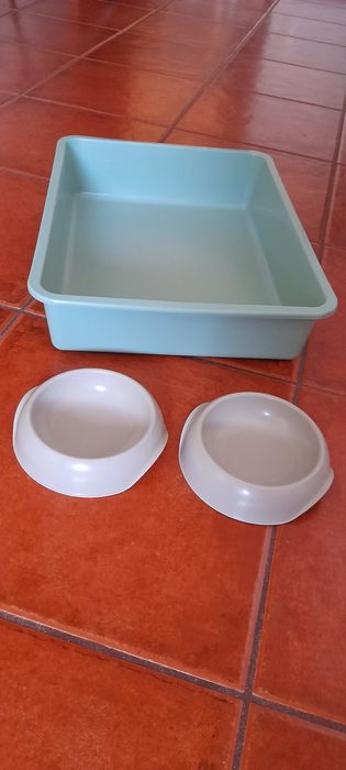 Tabuleiro/caixa de areia e comedouro