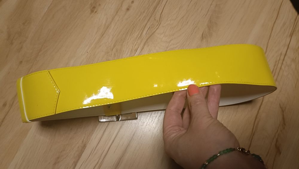 Lakierowany Szeroki Nowy Żółty pasek długość 108cm. Duża kryształowa k