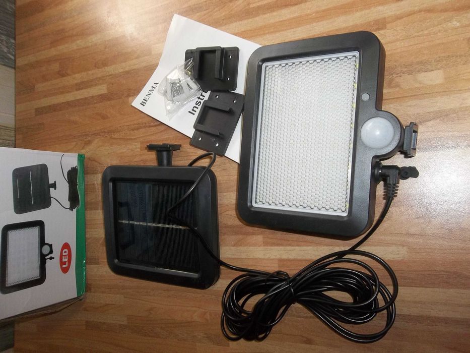 Уличный фонарь прожектор на солнечной батарее
