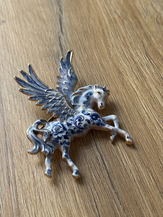 Broszka karuzela konie koniki koń pegaz jednorożec delft porcelana