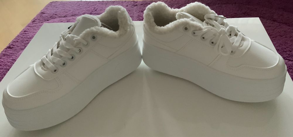 Białe  ucieplane buty na wysokiej koturnie