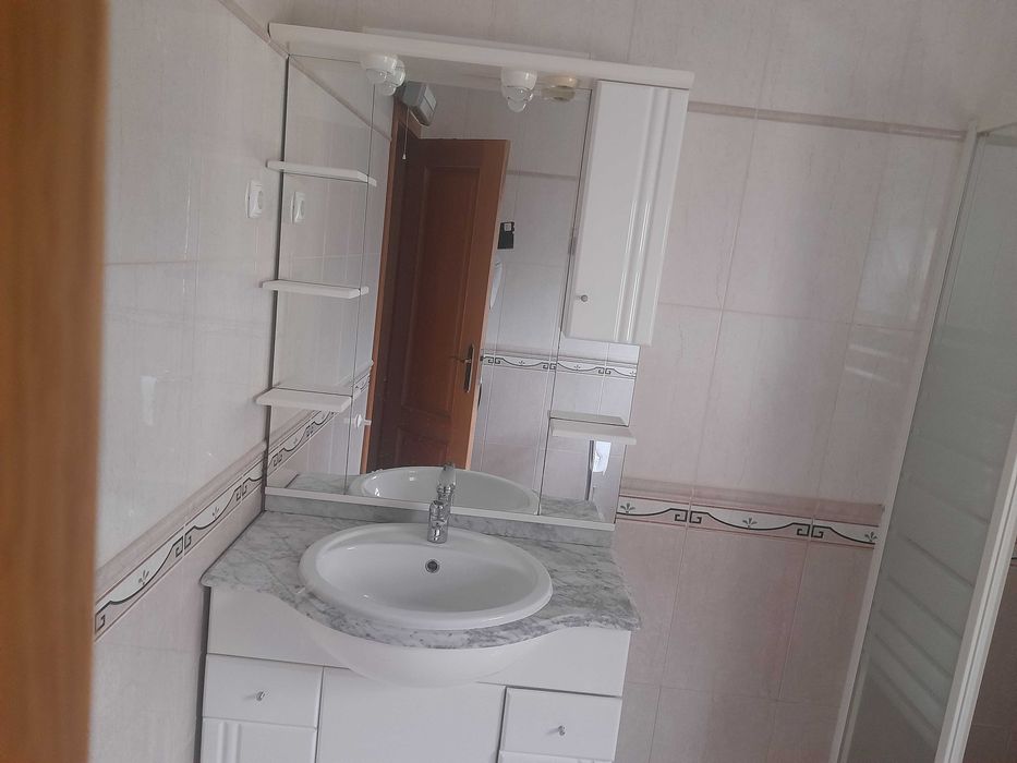 WC Base de Chuveiro, Torneira Elétrica ,Móvel com espelho e Lavatório