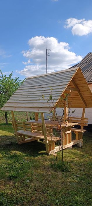 Стіл садовий під дахом