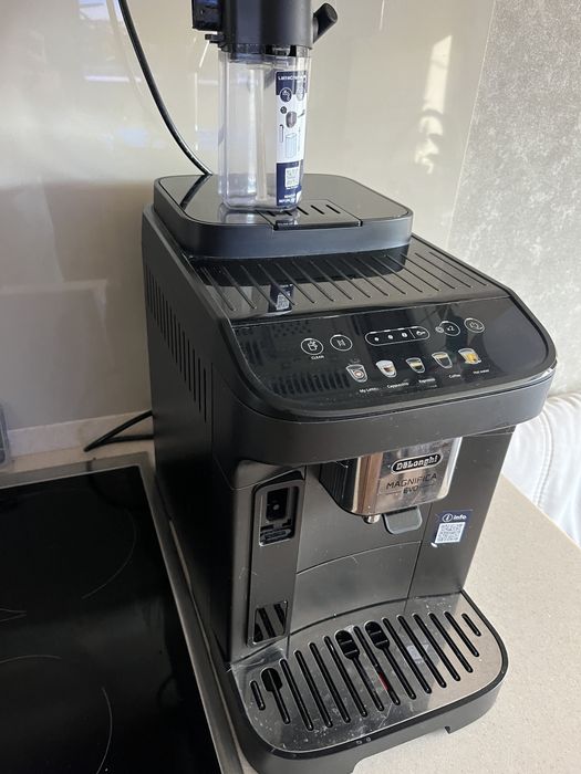 Продам кавомашину Delonghi Magnifica EVO