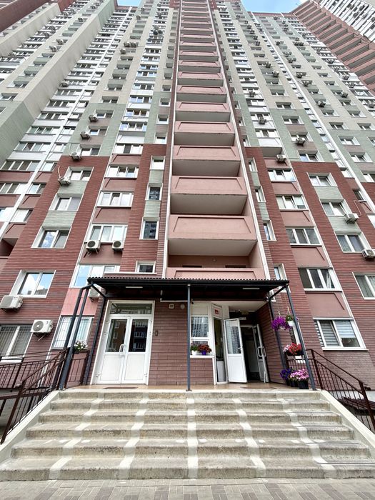 БЕЗ КОМІСІЇ !!! Працюємо з ДЕРЖАВНИМИ програмами . Продам - 1 кім.квартиру .вул Софії Русовоі - 3  ЖК  Патріотика  р-н Дарницький  . МЕТРО