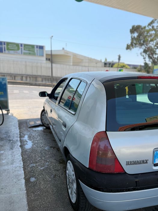 Renault Clio 1.2 2000 para peças ou reparar