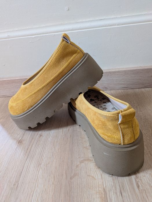 Sapatilhas e sapatos novos.