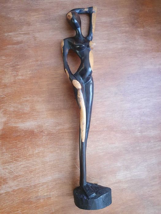 Esculturas de homem e de mulher