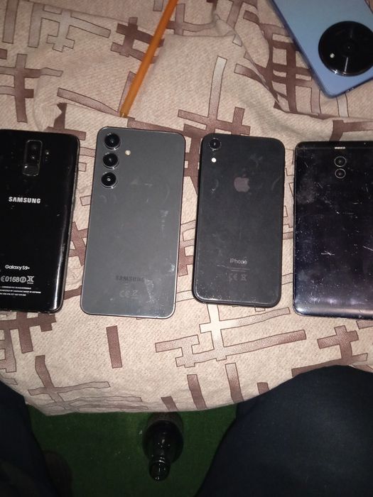 Продам все мобильные телефоны одним лотом  айфон xr и Самсунг а 28 и д