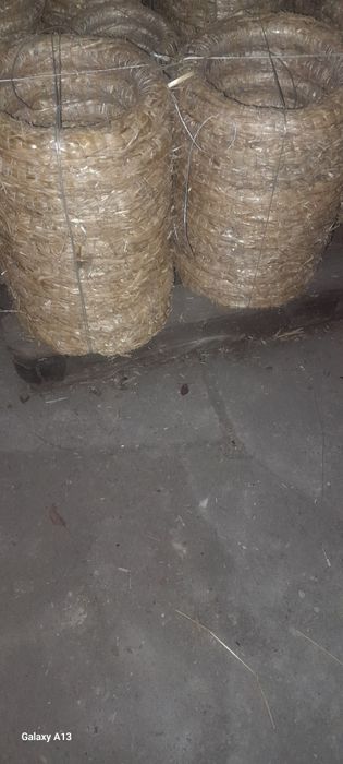 30 wianków słomianych na 25 cm.
