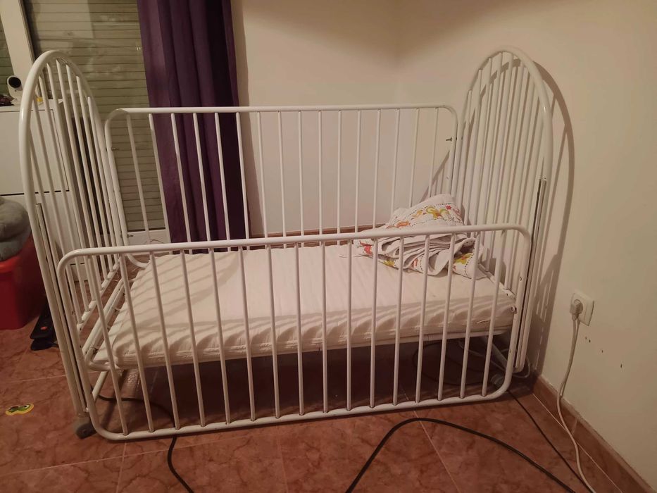 Cama de grades com rodas + colchao IKea