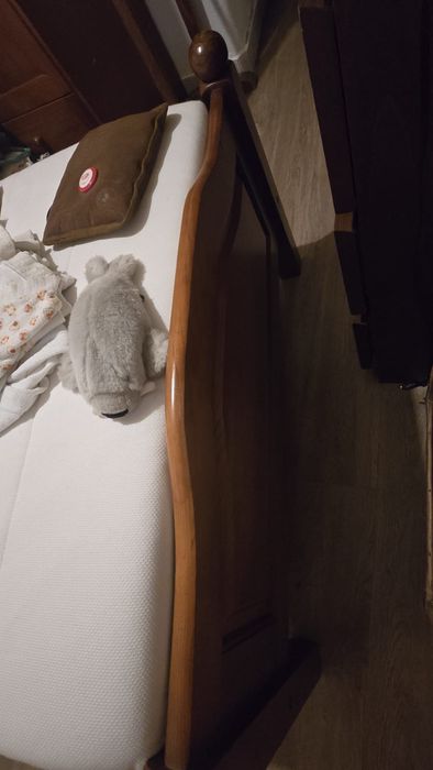 Cama de solteiro em madeira maciça