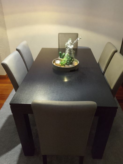 Mesa de sala extensível com 6 cadeira +Aparador e espelho
