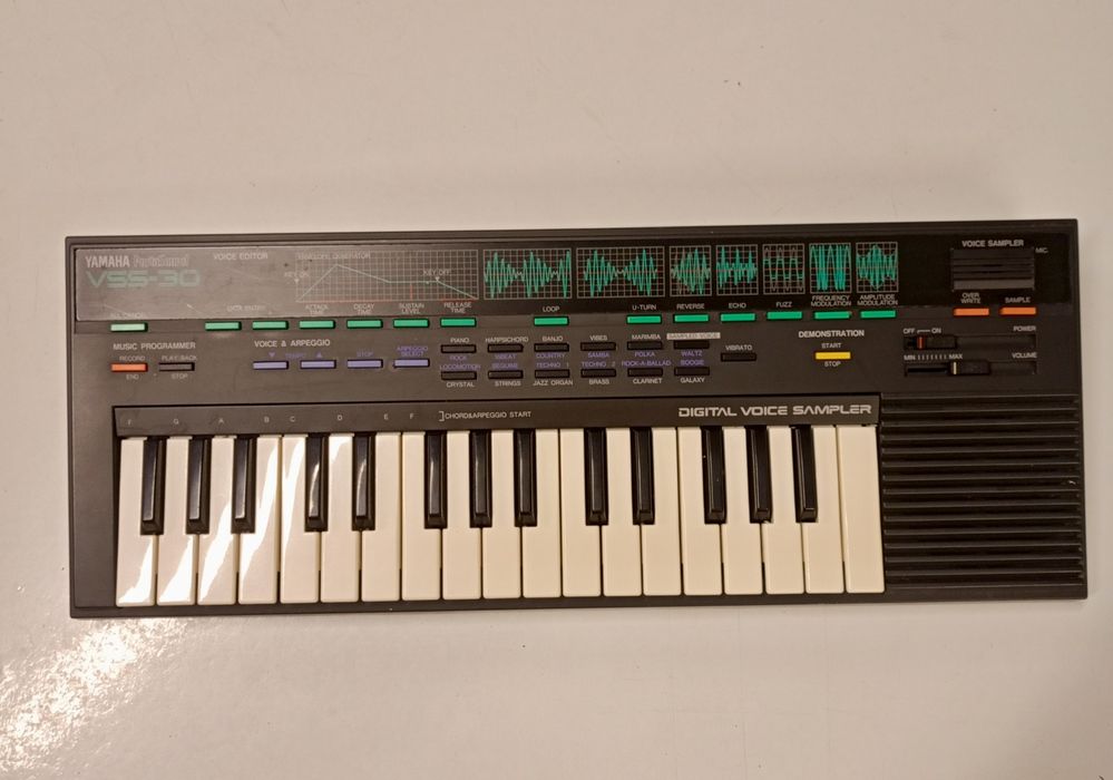 kultowy, miniaturowy keyboard z funkcją samplera – Yamaha VSS-30 PortaSound