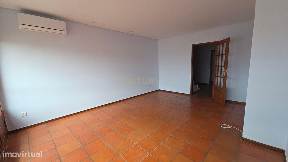 Arrendamento T3 com sótão, garagem e arrumo - Rua Padre Manuel da Nóbr