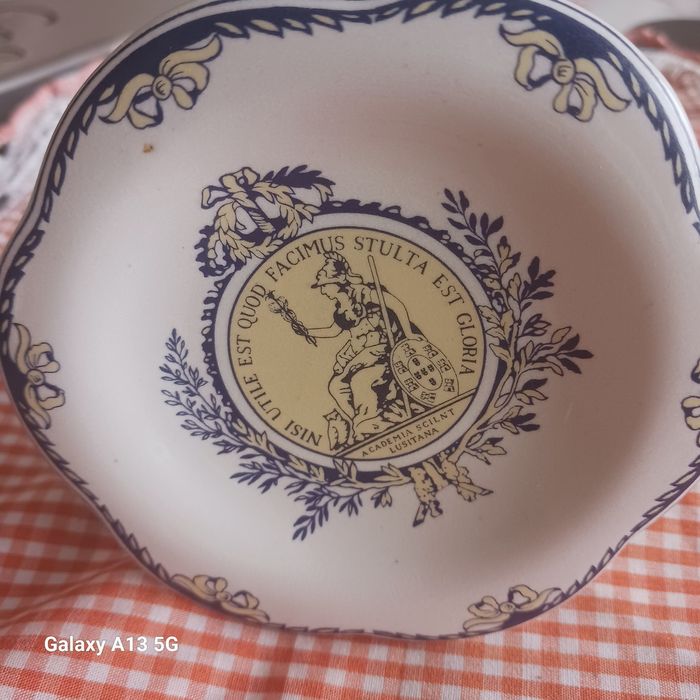 Peça de porcelana  Ed. Comemorativa da edição  dicionário de língua po