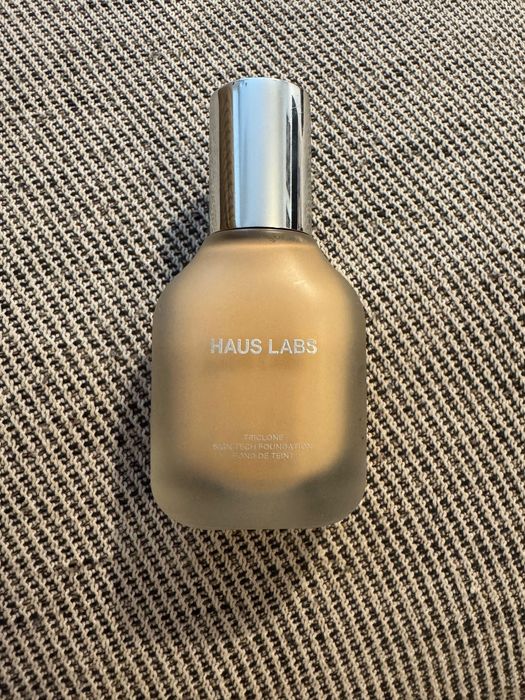 Haus Labs by Lady Gaga „Triclone skin tech foundation”