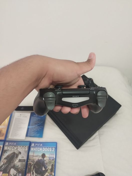 PS4 Pro + 12 Jogos + 2 Comandos + Câmara + Base de Carregamento
