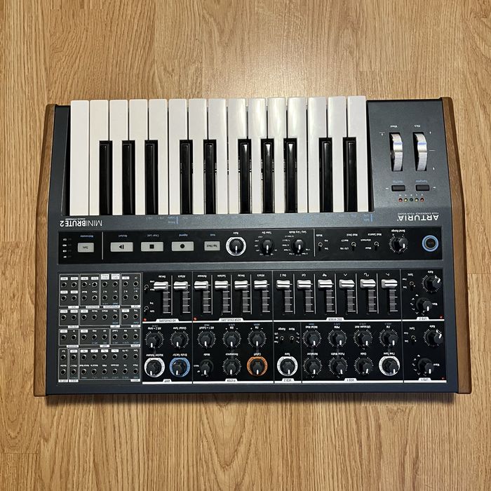Arturia minibrute 2 аналоговий синтезатор