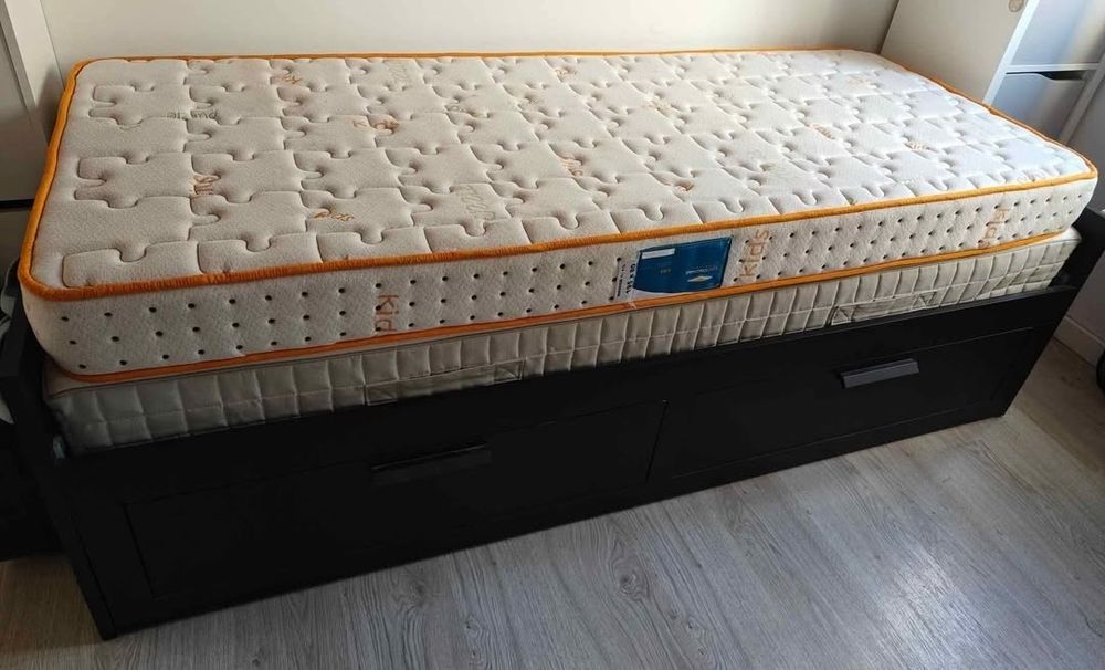 Cama solteiro/casal com arrumação